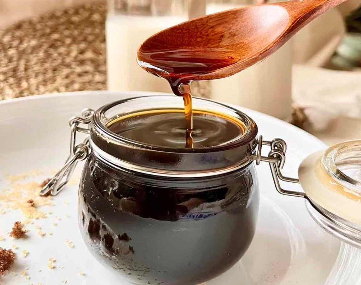 تهیه شیره خرما سنتی و قیمت خرید آن در بازار عمده